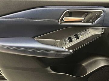Nissan Qashqai E-POWER Tekna+ 140 kW (190 CV) Midnight black con techo Skyline Grey (metalizado)